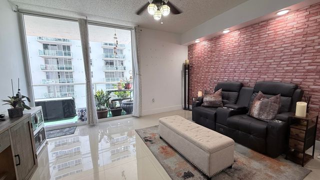 5077 NW 7th Street 914, Miami, FL 33126