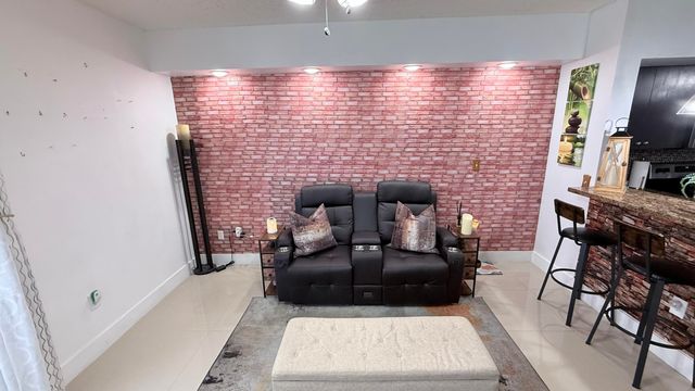 5077 NW 7th Street 914, Miami, FL 33126