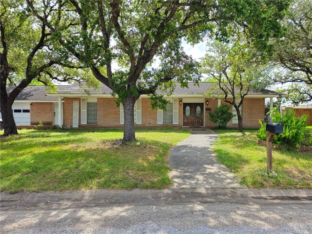 602 Kate St, Refugio, TX 78377 — exterior
