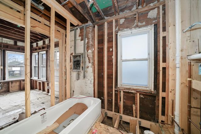 9552 S California Avenue, Evergreen Park, IL 60805