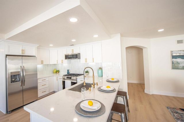 2038 Ridgeline Avenue, Vista, CA 92081