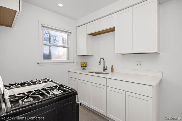 27033 Alger Boulevard, Madison Heights, MI 48071