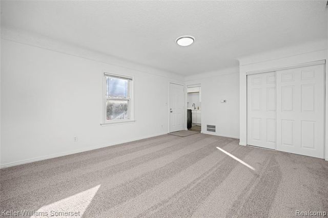 27033 Alger Boulevard, Madison Heights, MI 48071