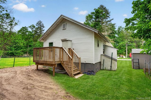 24 Avenue L, Godeffroy, NY 12729