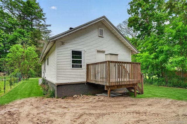 24 Avenue L, Godeffroy, NY 12729