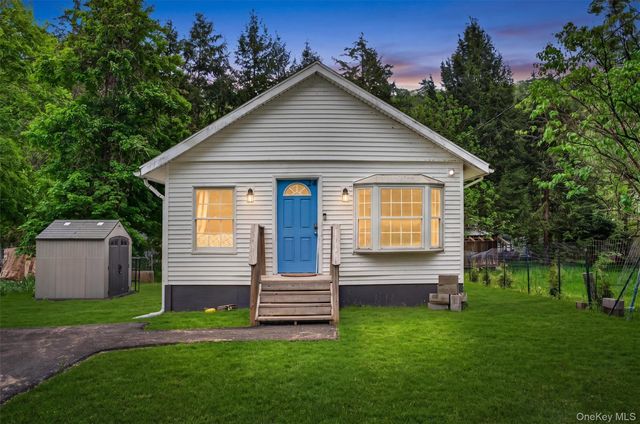 24 Avenue L, Godeffroy, NY 12729