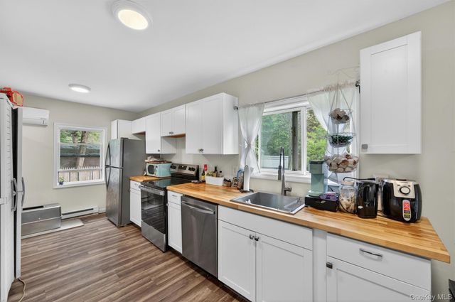 24 Avenue L, Godeffroy, NY 12729