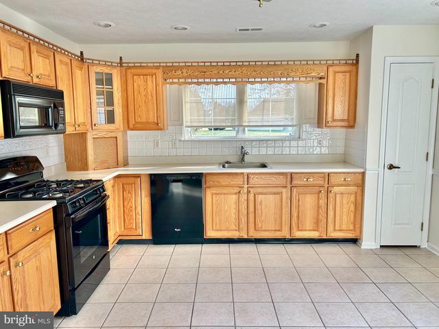 46 MAPLE LEAF CIR, Sewell, NJ 08080