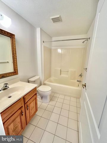 46 MAPLE LEAF CIR, Sewell, NJ 08080