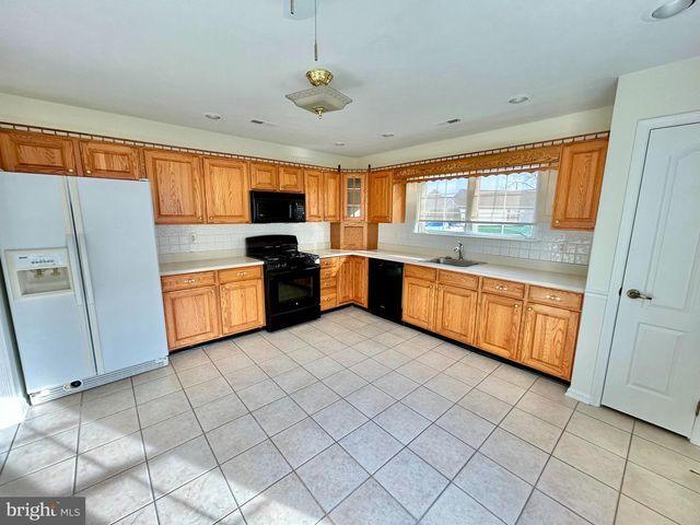 46 MAPLE LEAF CIR, Sewell, NJ 08080