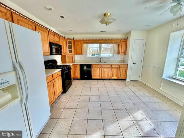 46 MAPLE LEAF CIR, Sewell, NJ 08080