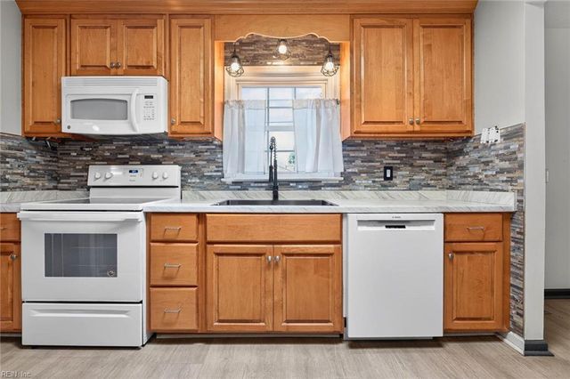 21 Aspenwood DR, Hampton, VA 23666