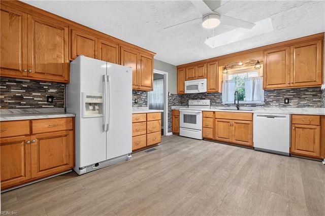 21 Aspenwood DR, Hampton, VA 23666