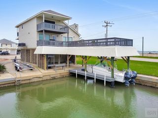 301 Commander Drive, Tiki Island, TX 77554