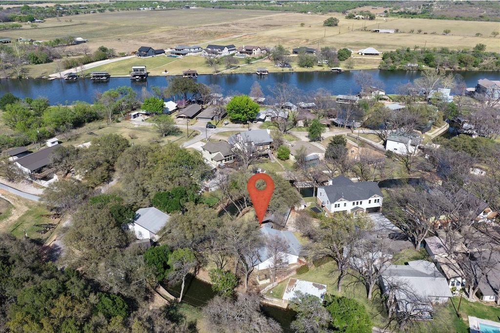 611 Thurman CIR, Kingsland, TX 78639