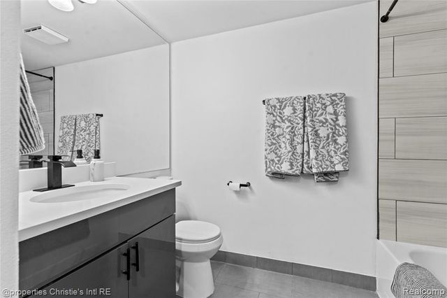 3320 Spinnaker Lane 17E, Detroit, MI 48207