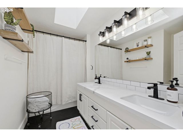 562 WARRINGTON Ave, Eugene, OR 97404
