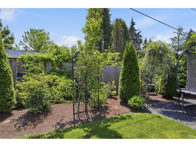 562 WARRINGTON Ave, Eugene, OR 97404