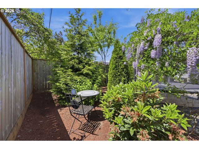 562 WARRINGTON Ave, Eugene, OR 97404