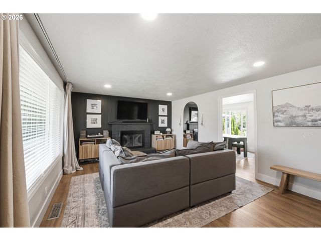 562 WARRINGTON Ave, Eugene, OR 97404
