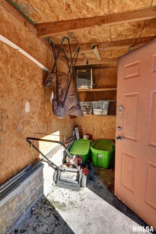 517 N PINE Street, Taylorville, IL 62568