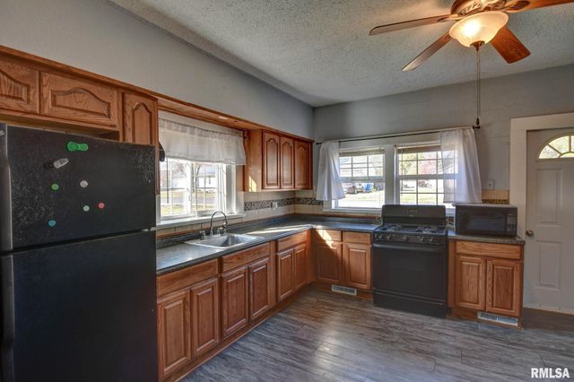 517 N PINE Street, Taylorville, IL 62568