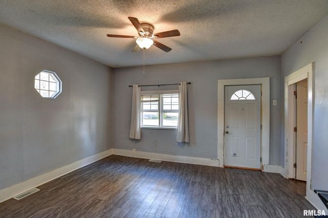 517 N PINE Street, Taylorville, IL 62568