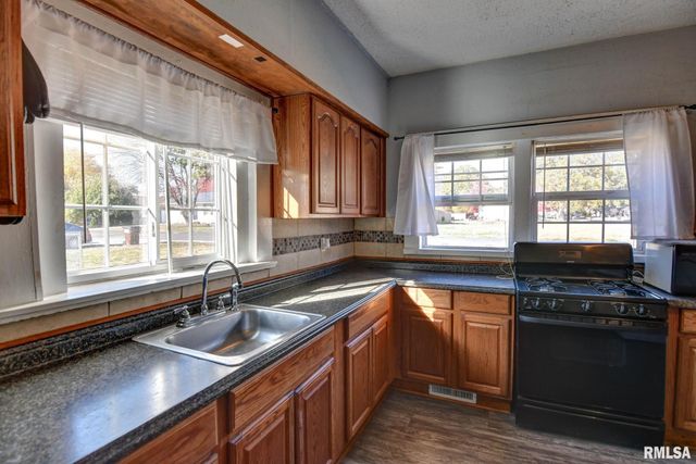 517 N PINE Street, Taylorville, IL 62568