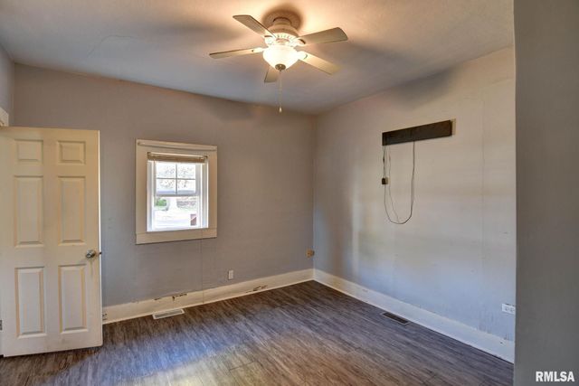 517 N PINE Street, Taylorville, IL 62568