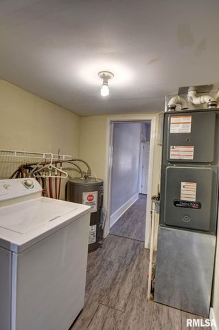 517 N PINE Street, Taylorville, IL 62568