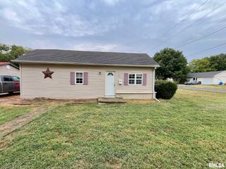 517 N PINE Street, Taylorville, IL 62568