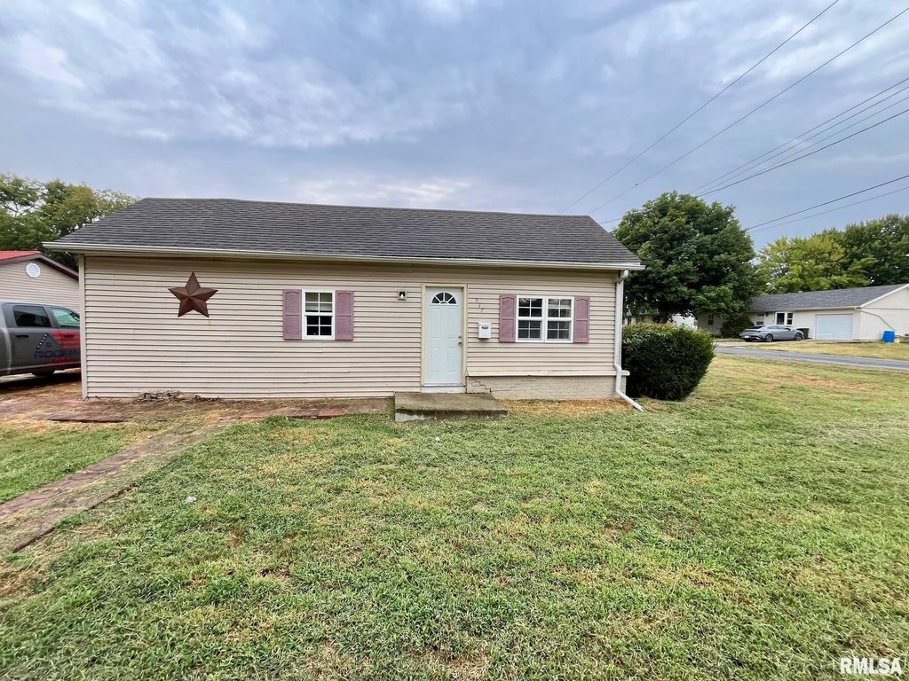 517 N PINE Street, Taylorville, IL 62568