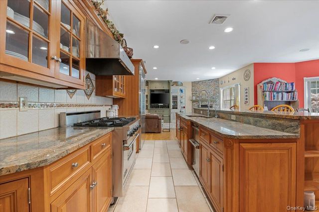 1040 Washington Avenue, Plainview, NY 11803