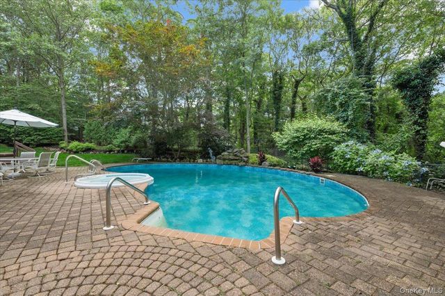 1040 Washington Avenue, Plainview, NY 11803
