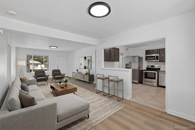 900 Quentin Street, Aurora, CO 80011