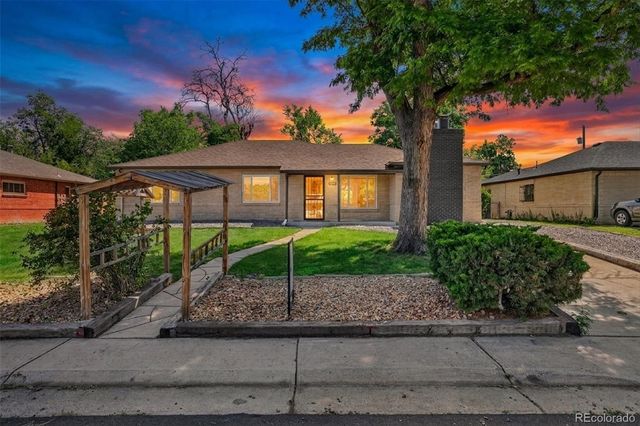 900 Quentin Street, Aurora, CO 80011
