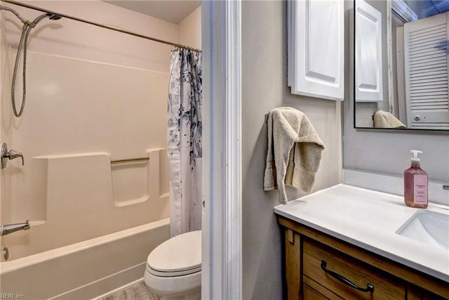 306 Meadowlake RD, Yorktown, VA 23693