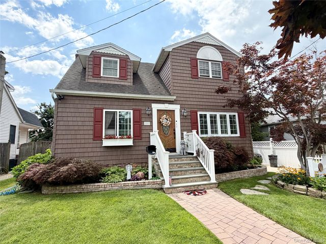 55 Willow Lane, Lindenhurst, NY 11757