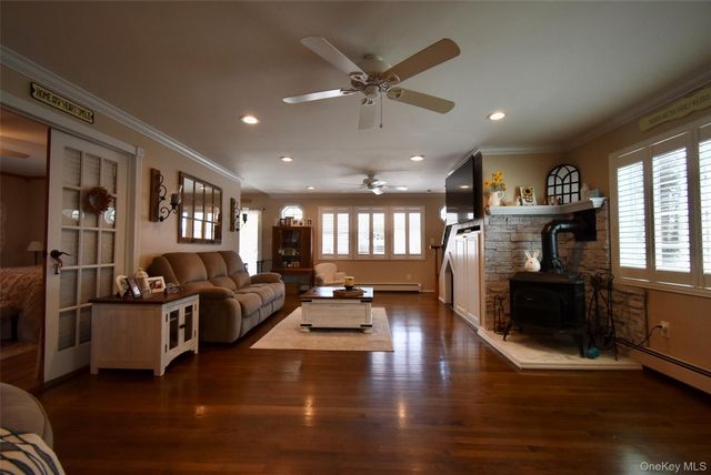 55 Willow Lane, Lindenhurst, NY 11757