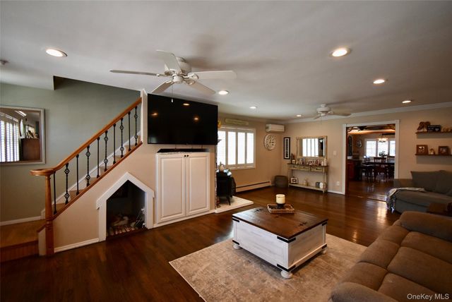 55 Willow Lane, Lindenhurst, NY 11757