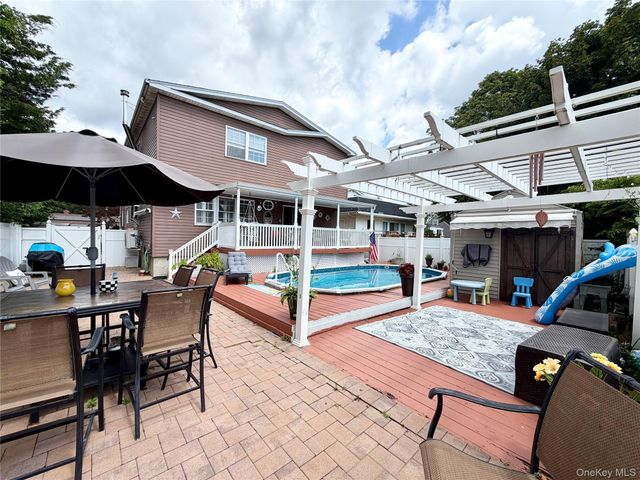 55 Willow Lane, Lindenhurst, NY 11757