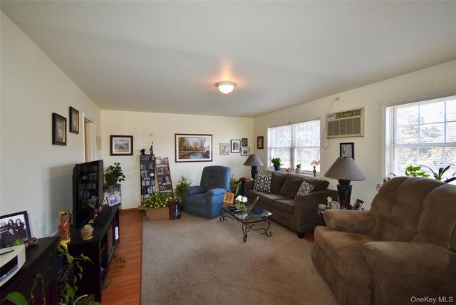55 Willow Lane, Lindenhurst, NY 11757