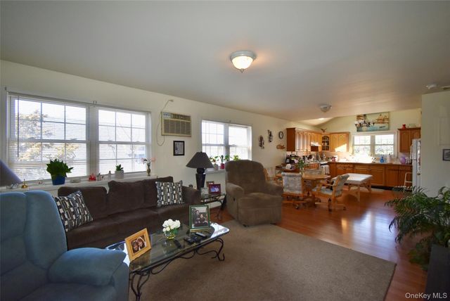 55 Willow Lane, Lindenhurst, NY 11757