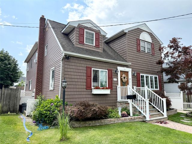 55 Willow Lane, Lindenhurst, NY 11757