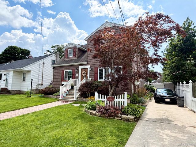 55 Willow Lane, Lindenhurst, NY 11757