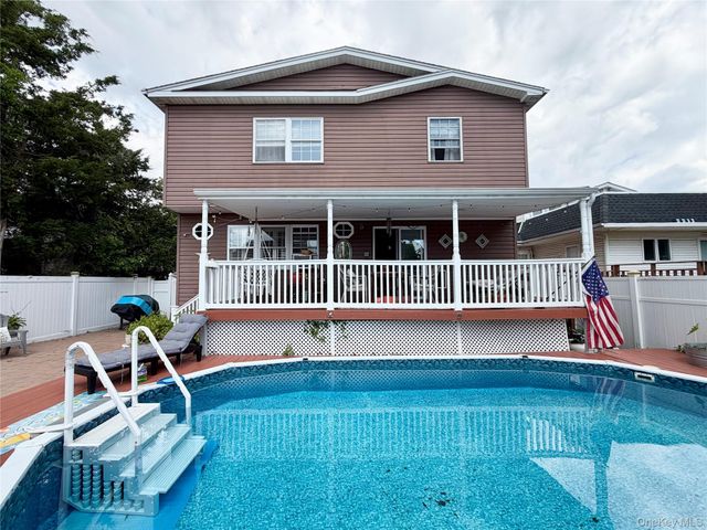 55 Willow Lane, Lindenhurst, NY 11757