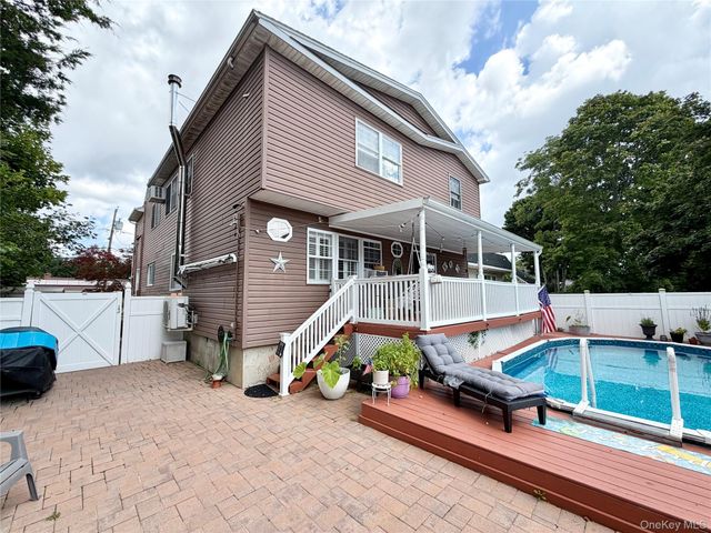 55 Willow Lane, Lindenhurst, NY 11757