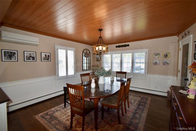 55 Willow Lane, Lindenhurst, NY 11757