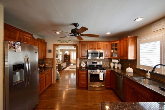 55 Willow Lane, Lindenhurst, NY 11757