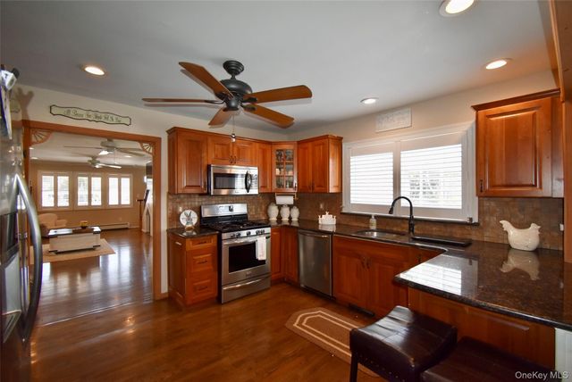 55 Willow Lane, Lindenhurst, NY 11757